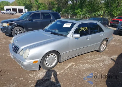 2001 Mercedes-Benz E 320 from USA, damaged, VIN WDBJF65J61B373135
